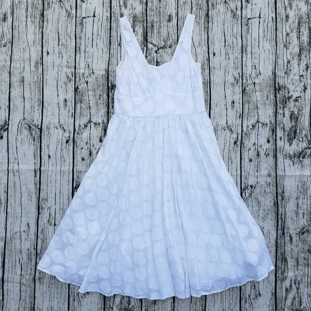 Elegant White Sleeveless Dress